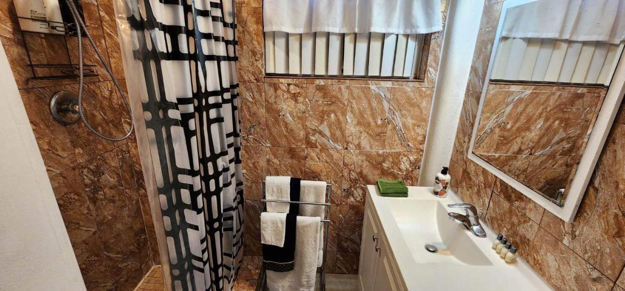 Leo Guest House Hollywood Bagian luar foto